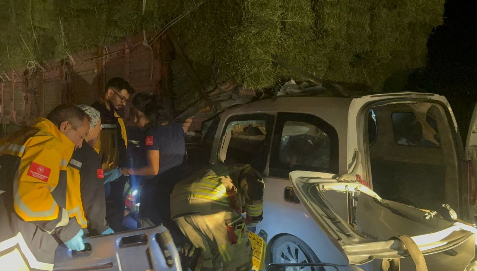 arac kamyonun altina girdi 2 olu 1 yarali dcVQrthk