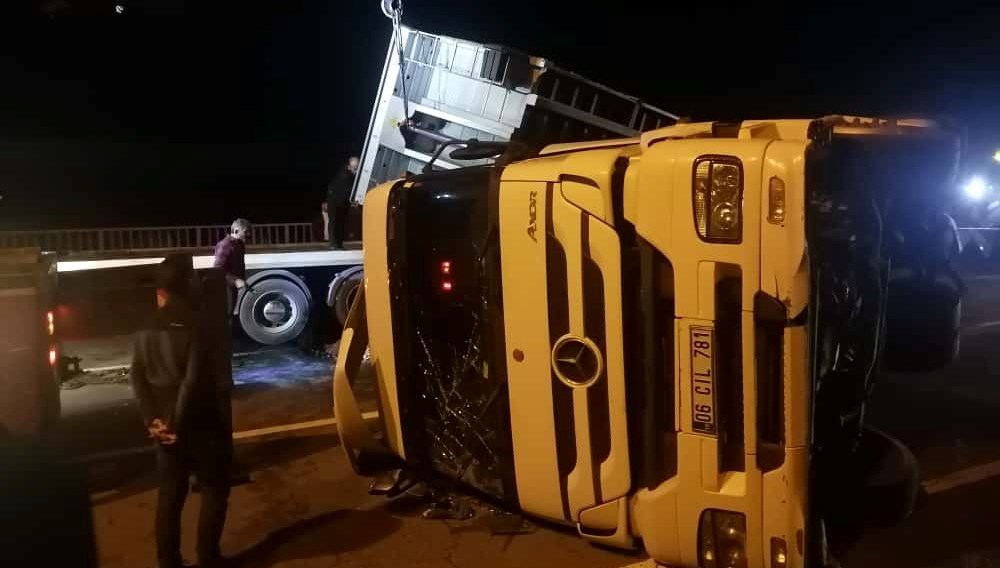 karadeniz sahil yolunda kaza devrilen tirdaki 2 kisi yaralandi I1NlCCpF