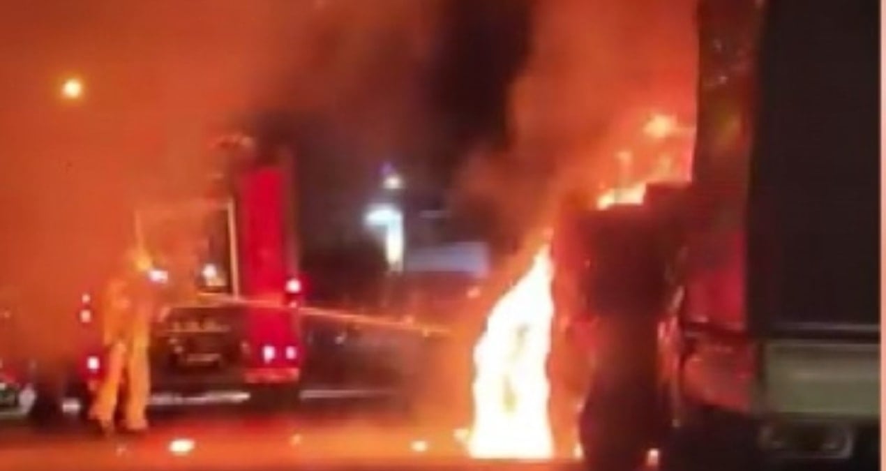 para vermeyen kardesine kizdi araclari kundakladi l3C54HCv