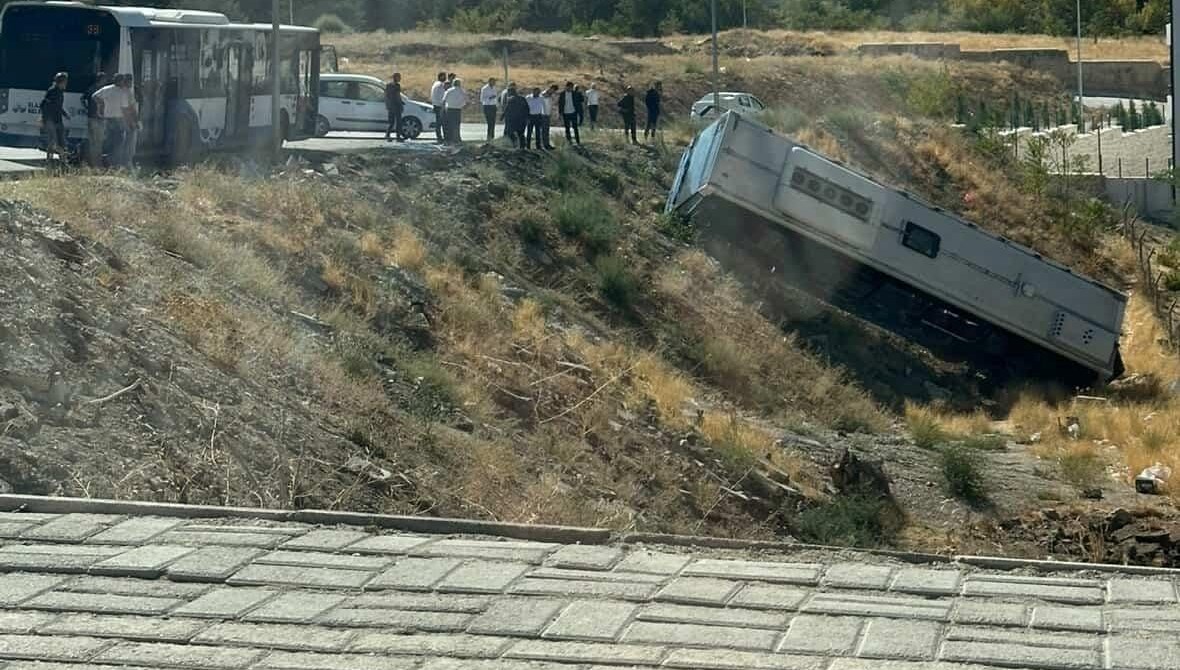 park halindeki otobus sarampole yuvarlandi JyR2U9Rk