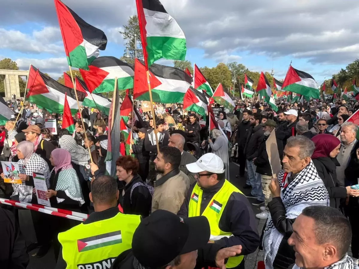 berlinde filistin icin buyuk gosteri 16 bin kisi bir araya geldi HeAW7xSP.jpg