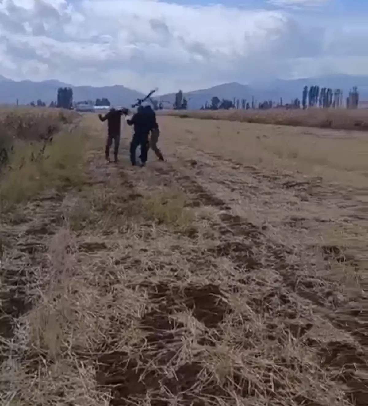 kizinin gozu onunde babayi darbettiler olay ani kamerada IxyShDKG.jpg