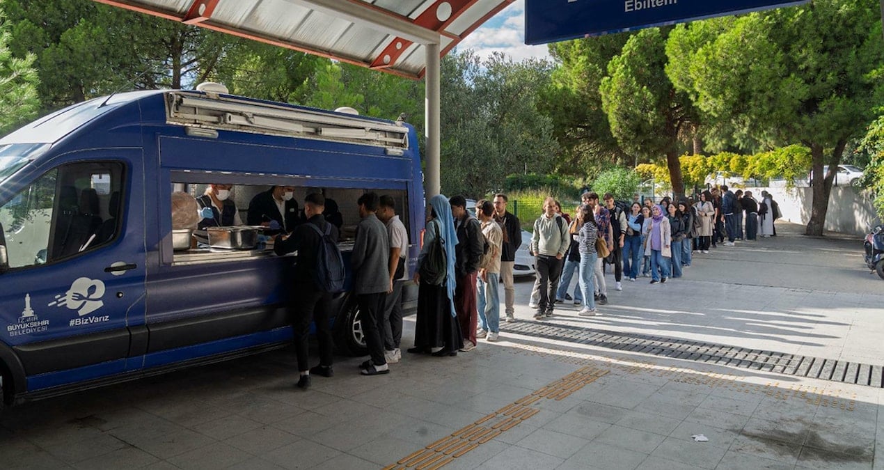 universiteliler ucretsiz yemek kuyrugunda 5cGgH8sC.jpg