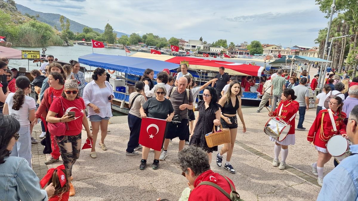 Dalyan Kanalı’nda 19 Mayıs Kutlamaları: Teknelerde Bando Takımı Eşliğinde Coşku Doruğa Ulaştı