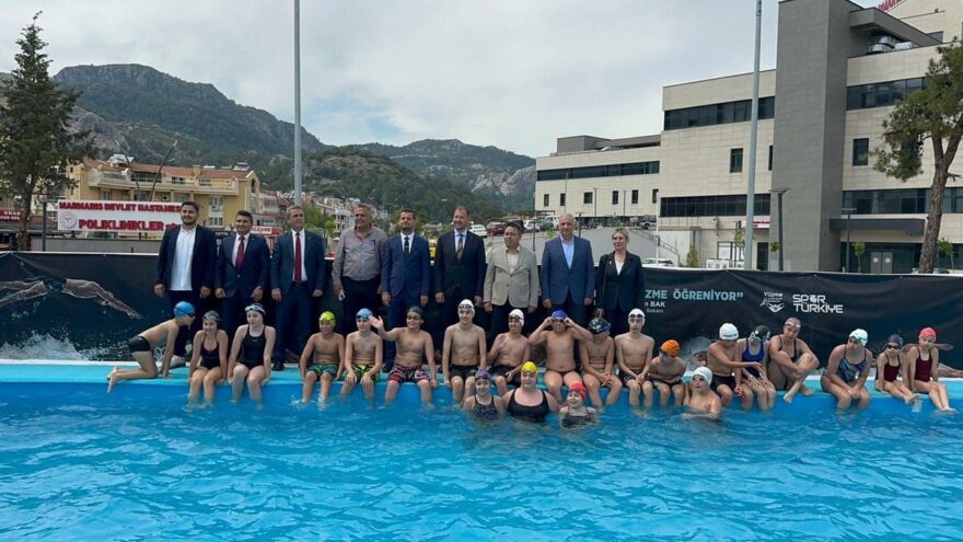 Marmaris’te Yaz Dönemi İçin Portatif Yüzme Havuzu Açıldı